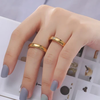 Skyrim Minimalista zircônia Cúbica Anéis para as Mulheres de Homens de Aço Inoxidável da Cor do Ouro Simples Par de Anéis de Casamento Jóias de Presente para o Amante
