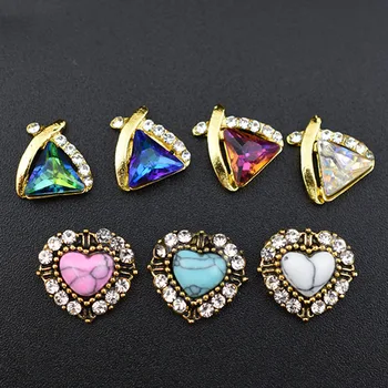 10Pcs Coração do Triângulo de Pedra de Strass 3d nail art decoração de Liga de charme gliter cristal strass jóias acessórios Novos 2019